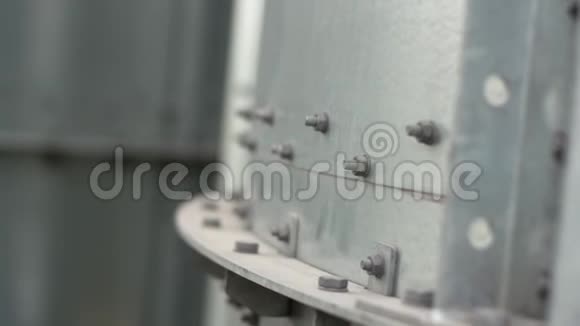 工厂设备水箱上的接缝是露天的关门视频的预览图