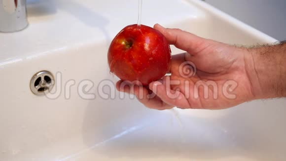 洗手池里一个苹果的照片视频的预览图