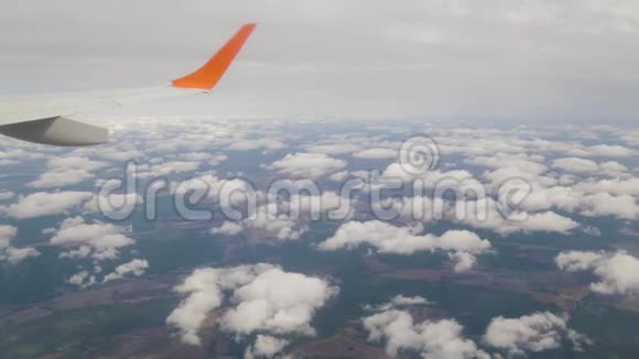 乘坐客机在云层上方飞行视频的预览图