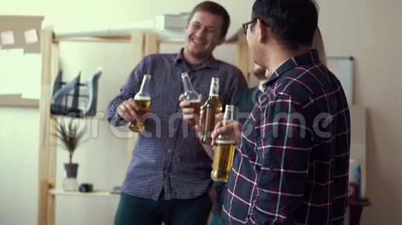 办公室里喝酒精饮料的一群朋友瓶装啤酒成年人喝啤酒和丁丁视频的预览图