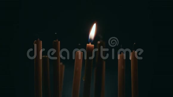 在黑暗的房间里点燃一支蜡烛旁边没有点燃蜡烛视频的预览图