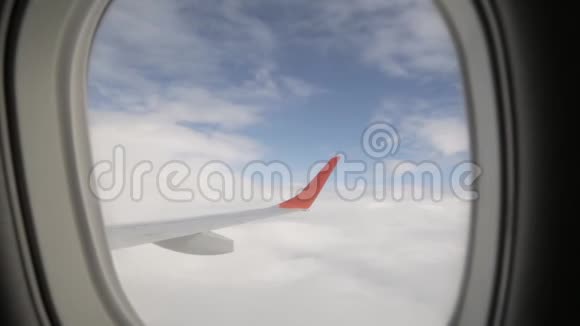 在云中飞翔透过飞机的窗户观看视频的预览图