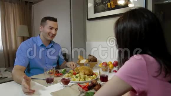 他和妻子一起吃饭视频的预览图