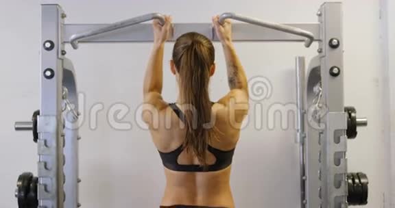 健身女子在健身馆做大量的热身运动视频的预览图