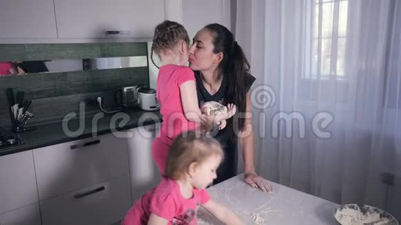 幸福的母亲亲吻她微笑的女儿高清视频的预览图