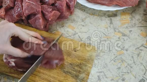 特写的女人用手把一大块多汁的牛肉切成一大块烧烤视频的预览图