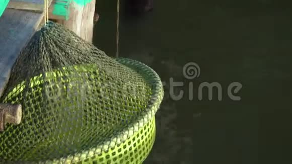 越南鱼类专用临时网格有网格的绿盆挂在水面上越南视频的预览图