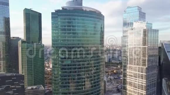 办公大楼摩天大楼和交通堵塞在金融区的高峰时间视频的预览图