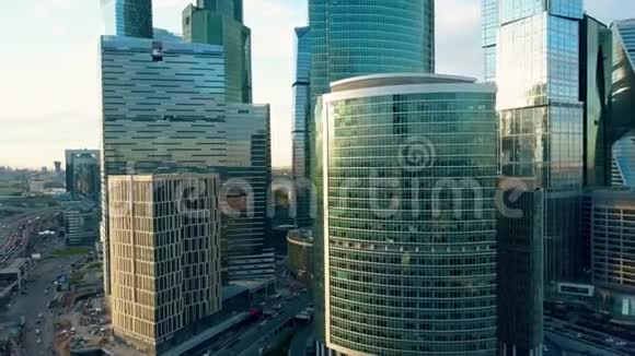 办公大楼摩天大楼和交通堵塞在现代金融区的高峰时间视频的预览图