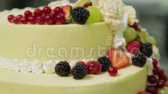 蛋糕制作的过程糕点厨师用浆果装饰蛋糕视频的预览图