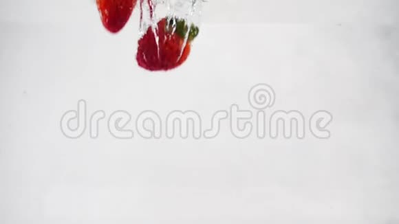 草莓带着气泡掉进水里慢动作的隔离白色背景视频视频的预览图