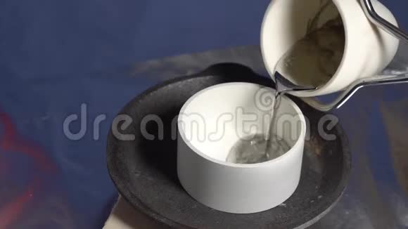 陶瓷器皿中的熔融金属高温陶瓷视频的预览图