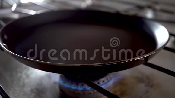 厨房食物烹饪油特写平底锅油炸烹饪4k视频的预览图