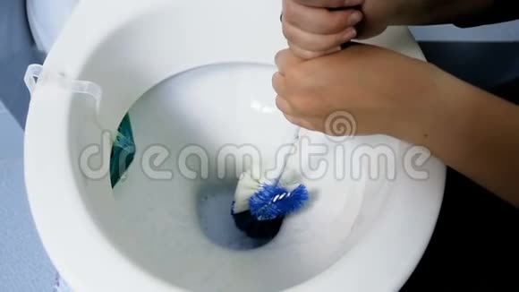 用洗涤剂和刷子洗脏厕所的年轻女子特写慢镜头视频的预览图