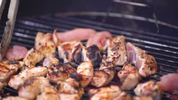 厨师在烤肉上烤火鸡串或鸡肉烤串煮一小块烤鸡视频的预览图