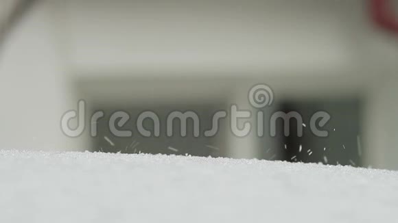 雪落到车顶的特写镜头视频的预览图