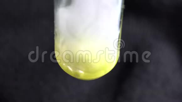 基于的溶液的化学性质体外化学反应视频的预览图