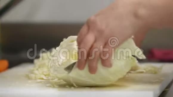 白菜厨房厨师切菜准备视频的预览图