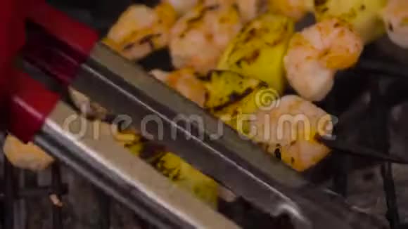 又甜又辣的虾用菠萝烤虾烤架上的美味菜肴视频的预览图