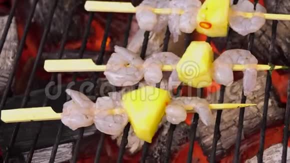 又甜又辣的虾用菠萝烤虾烤架上的美味菜肴视频的预览图