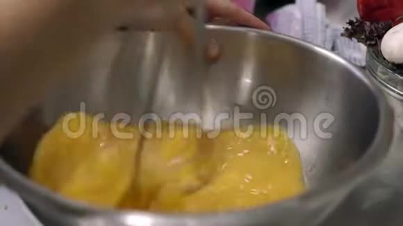 准备鸡蛋和面粉厨房厨师视频的预览图