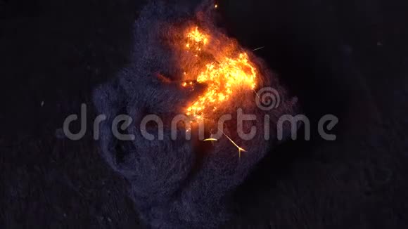金属羊毛的燃烧棉毛的细金属刨花视频的预览图