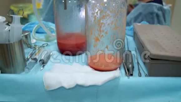 医生给一个男人做吸脂手术收集套管的脂肪为男人做整容手术视频的预览图