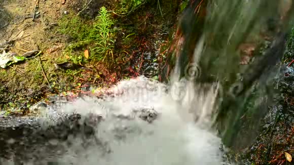 小河或河流有小瀑布视频的预览图
