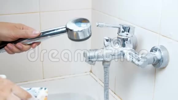 特写4k镜头女人在做家务的时候在浴室的水槽上洗涤洗涤剂视频的预览图