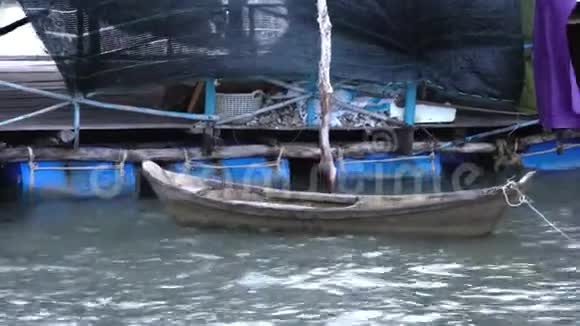 船被绳子系在水上的小屋上背景上的大量渔船越南视频的预览图