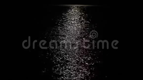 一条月球道在夜深的海面上视频的预览图