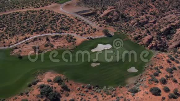 橙色和绿色高尔夫球场视频的预览图