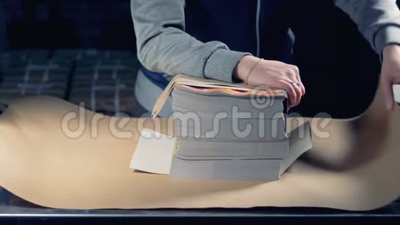 女性包装产品到纸箱上视频的预览图