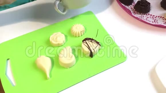 奶油奶酪加白黑巧克力在家做甜点视频的预览图