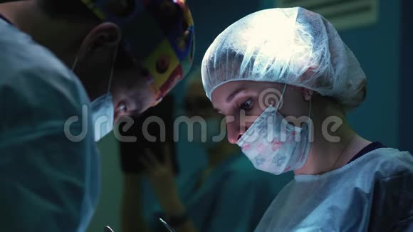 做手术的男性外科医生的特写镜头工作中外科医生的肖像在重症监护中拯救生命视频的预览图
