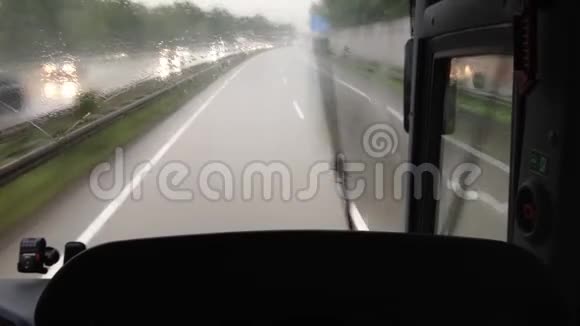 在高速公路上乘公共汽车穿过雨视频的预览图