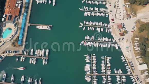克罗地亚普拉码头的摩托艇和帆船视频的预览图