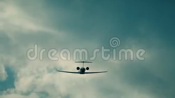 飞机在空中飞行从后面看视频的预览图