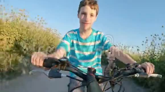 一个小男孩在农村骑自行车视频的预览图