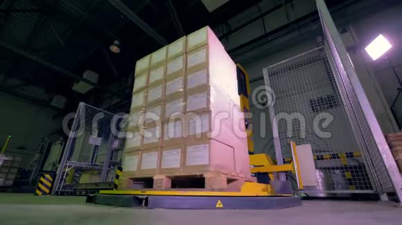 自动机器包装容器盒子与透明胶带4K视频的预览图