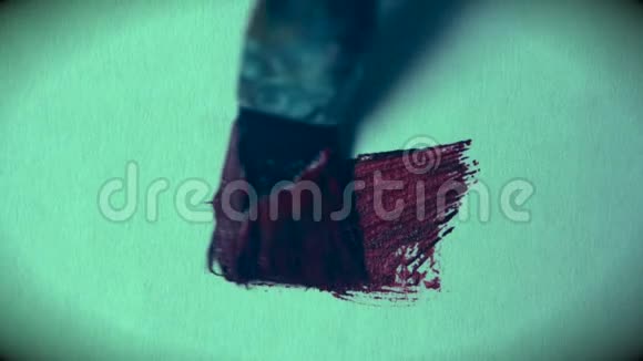 用画笔在白纸上画红色油画颜料视频的预览图