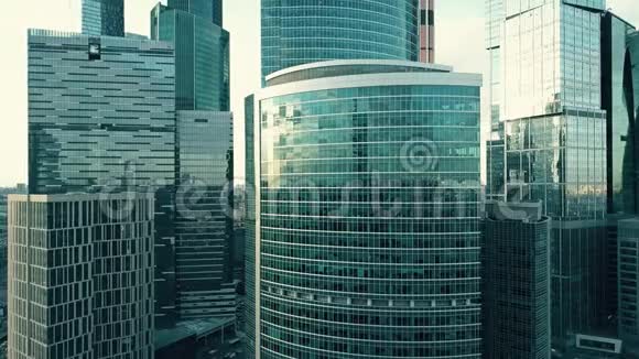 摩天大楼的细节反映了天空和城市景观视频的预览图