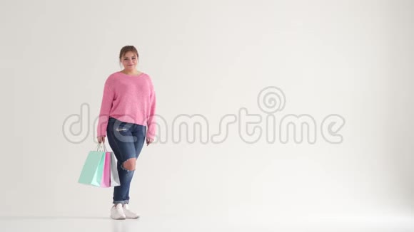 胖女人拿着购物袋视频的预览图