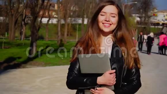 欧洲女人拿着笔记本电脑和闭上眼睛视频的预览图