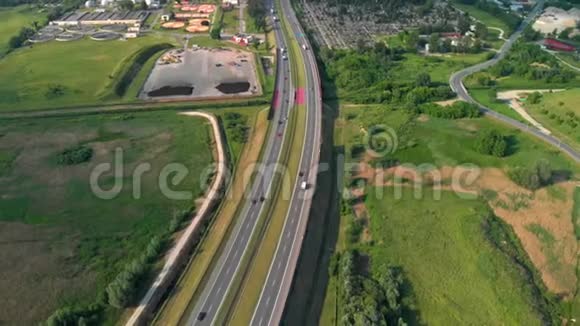 空中垂直射击汽车在路边行驶公路上的交通4无人机的K镜头视频的预览图