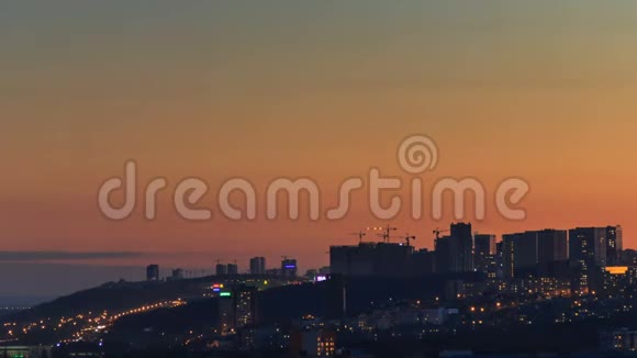 乌发市天际线在黄昏时分新建住宅区的建筑起重机视频的预览图