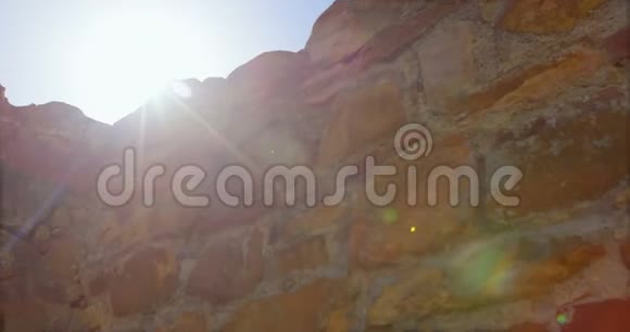 在阳光明媚的4k天石墙被毁视频的预览图
