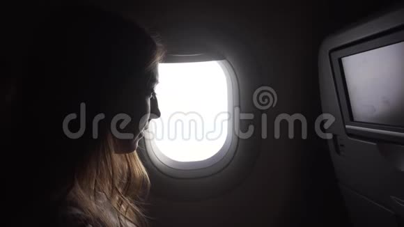 坐在飞机窗口向外看的女孩视频的预览图