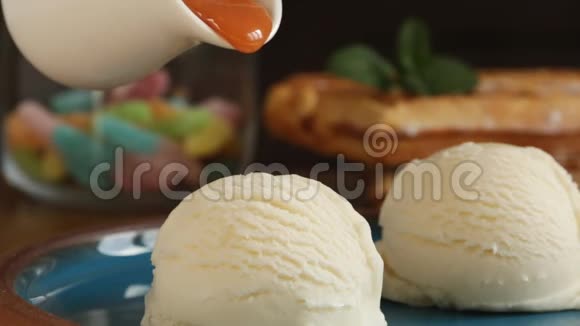 碗白色香草冰淇淋倒焦糖酱视频的预览图