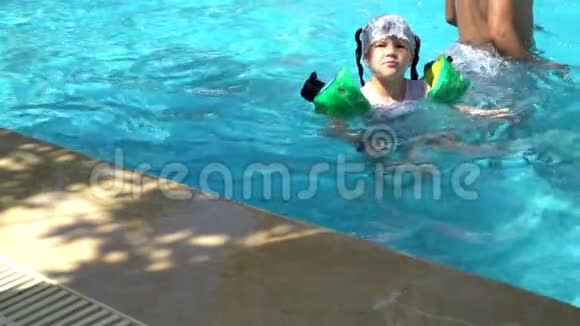 小女孩在游泳池里游泳在水里旋转视频的预览图